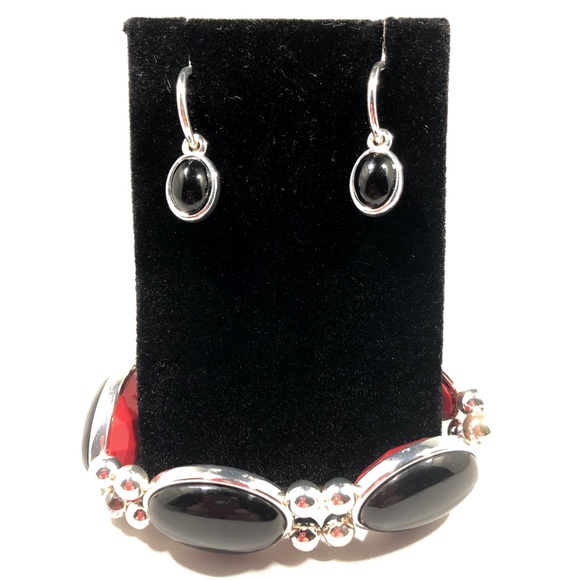 BRACELET & EARRING SET - Black beads on one side and red beads on the other! - Picture 4 of 8